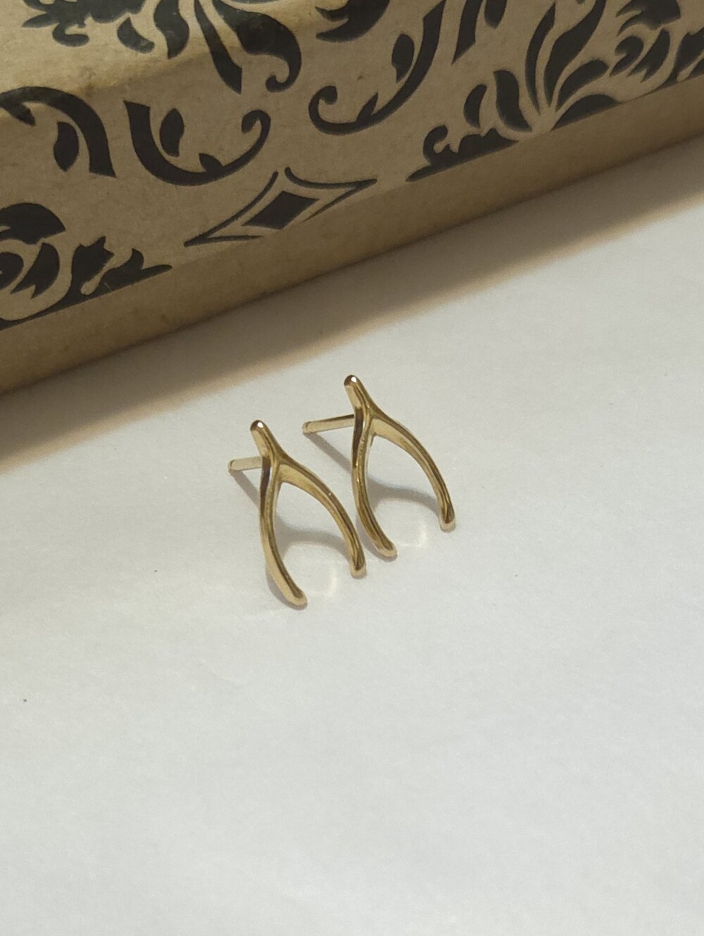 14K Gold Wishbone Stud Earrings Marked 14K ZZ .9 grams